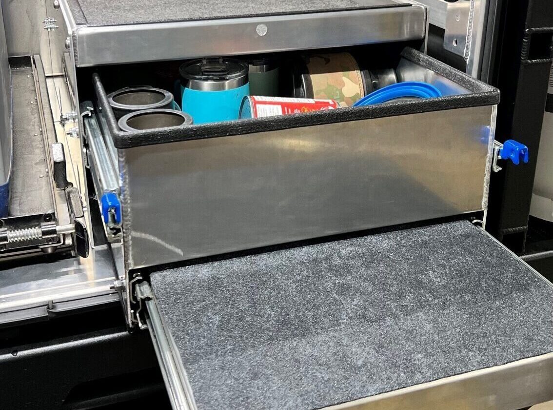 SUMMIT EXPEDITION TRUCKS MID-SIZE CANOPY DRAWER WITH TABLE, 18W