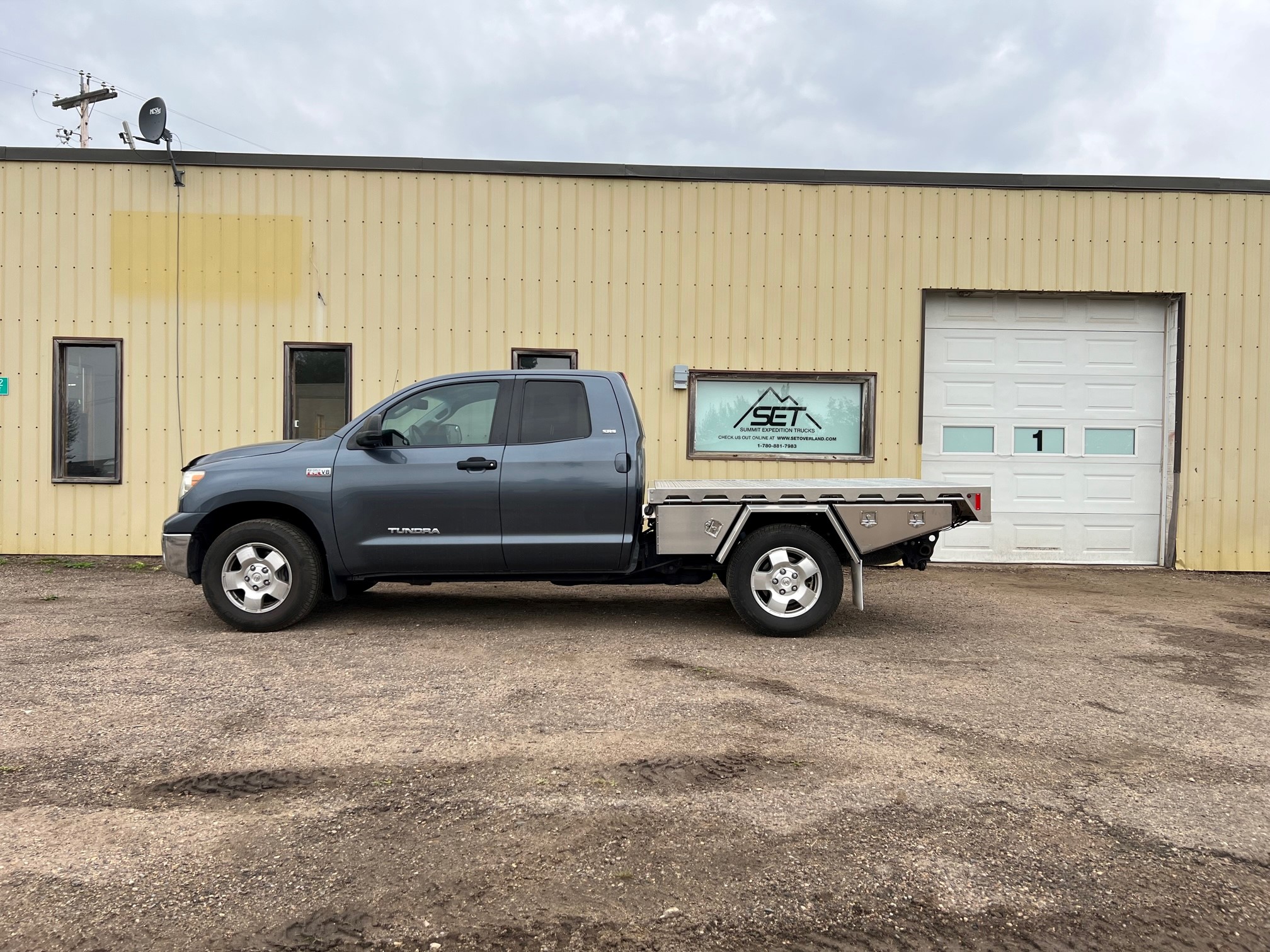 SUMMIT EXPEDITION TRUCKS TOYOTA TUNDRA DOUBLE CAB 6.5 BED FLATBED TRUCK 6